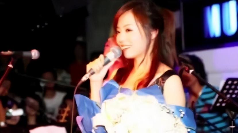 张靓颖|张靓颖离婚净身出户，被前夫卷走6亿，与其曾相爱15年