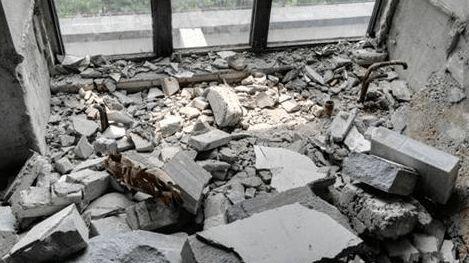 装修新房时，想把客厅墙拆了打通阳台，却被师傅一口回绝了！