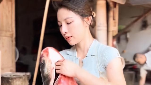 纪实：卖鱼西施生意火爆，懒理传言黑历史，网友称努力赚钱最美