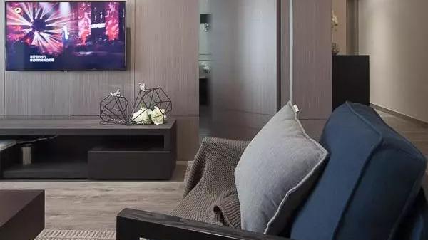 越来越多人不装电视背景墙，现在都流行这样做，一墙两用超赞