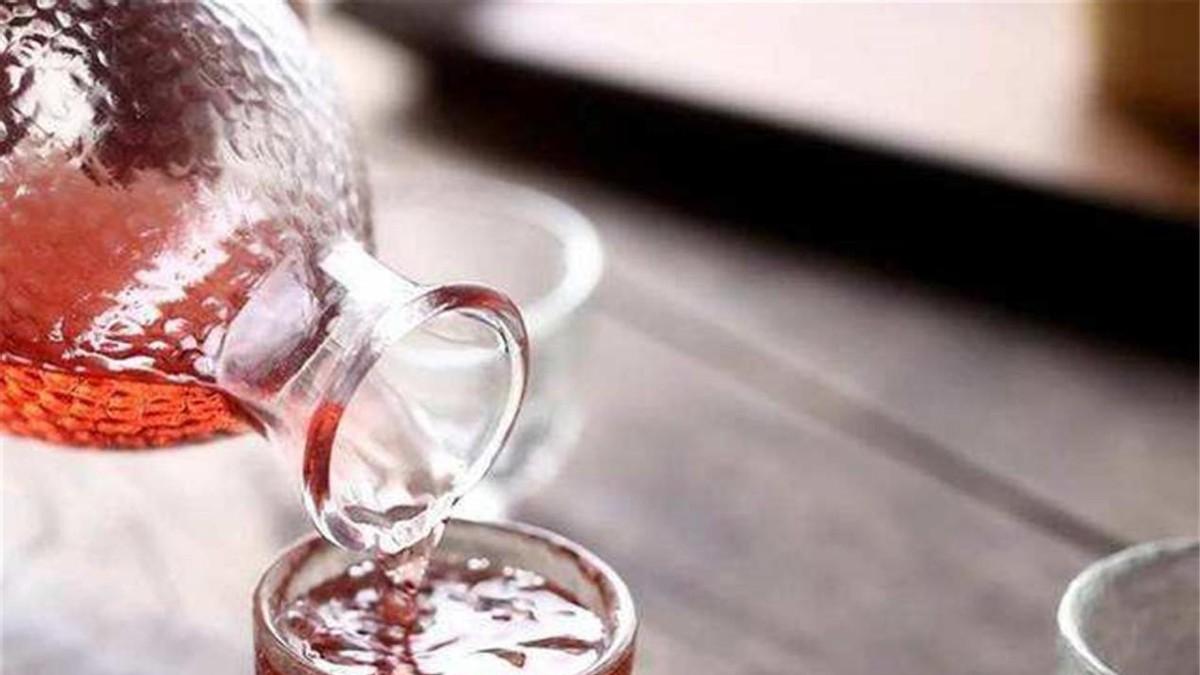 聚会|酒桌上，总有人喜欢敬酒，看似在调节气氛，实则却是职场生存之道