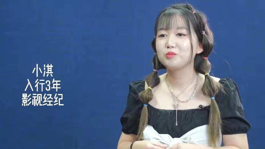 赵露思|刚火就飘？赵露思满脸笑容逗狗玩，助理却蹲在地上帮她穿袜子