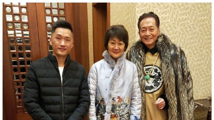 方刚|72岁“大恶人”方刚，戴超大翡翠显慈祥，拒绝儿孙到港台念书