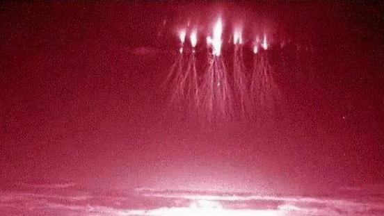喜马拉雅山再现红色精灵闪电，宛如射向太空的信号，怎么形成的？