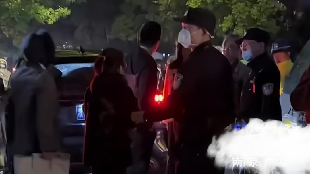 浙江：漂亮女子被原配抓包，丈夫护住不让打，女子：我们没在一起