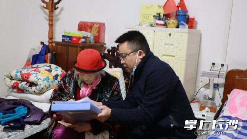 长沙93岁老人穿的袜子打着补丁，生前却捐出百万积蓄！