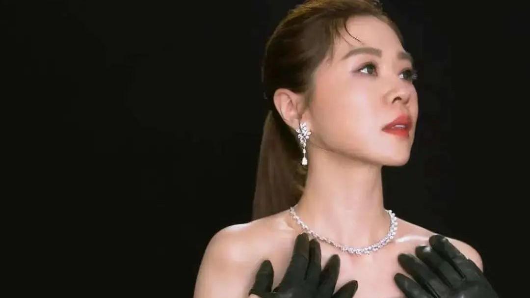 清明节|35岁靠啃老度日，43岁拿下视后大骂脏话：姐的人生你管不着