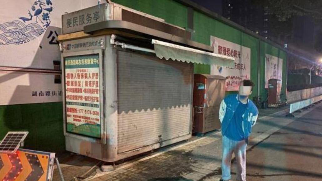 3名男子以买烟为由抢了两条香烟，还没来得及享用，就被警察逮住