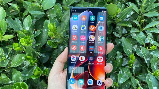 摩托罗拉|摩托罗拉终于妥协：12+512GB新机仅2699，这才是学生党购机首选！