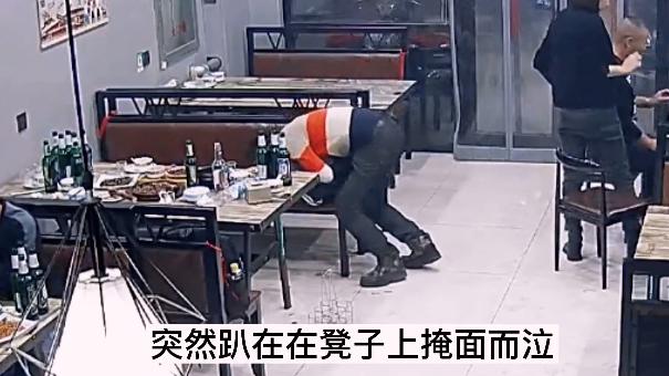 请客被儿子偷偷买单，爸爸知道后跪地痛哭“刺痛亿万父母心”