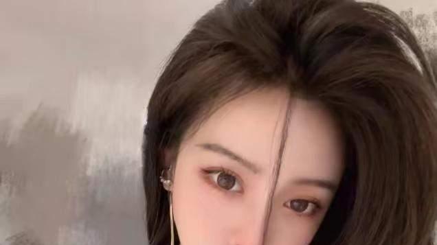 美女网红直播中出现睡衣男，急忙向网友澄清：水管工人