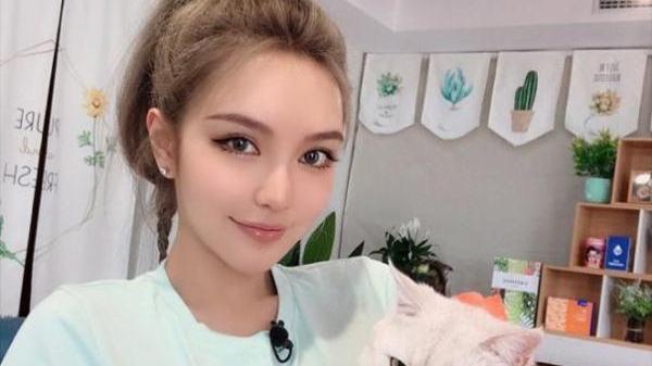 周扬青豪宅内景首次曝光！巨大浴室装修精致奢华，穿吊带大秀好身材