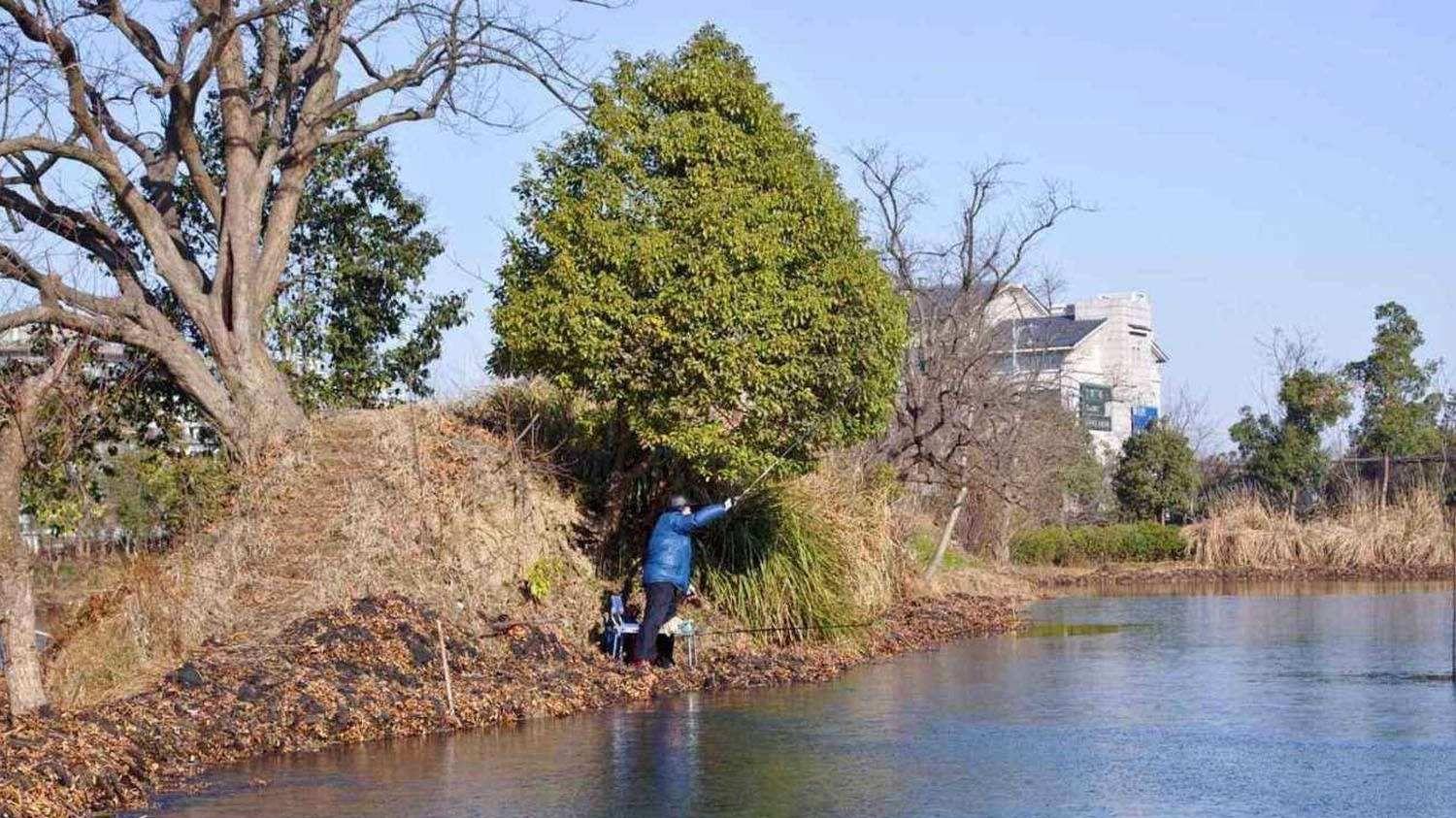 深水区|寒冬野钓选钓点，除了地形和地貌，还得看准风向和朝向