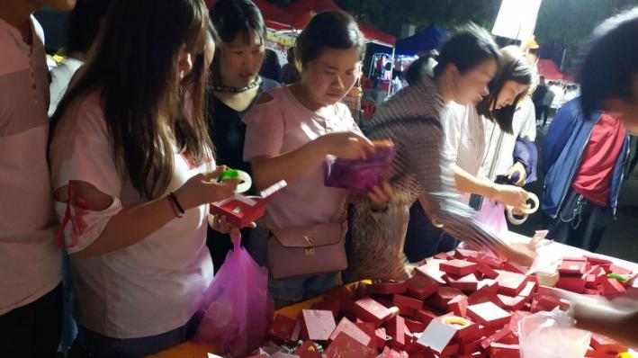 翡翠手镯|清仓甩卖的翡翠手镯，是没有真货的，不要再傻傻上当了