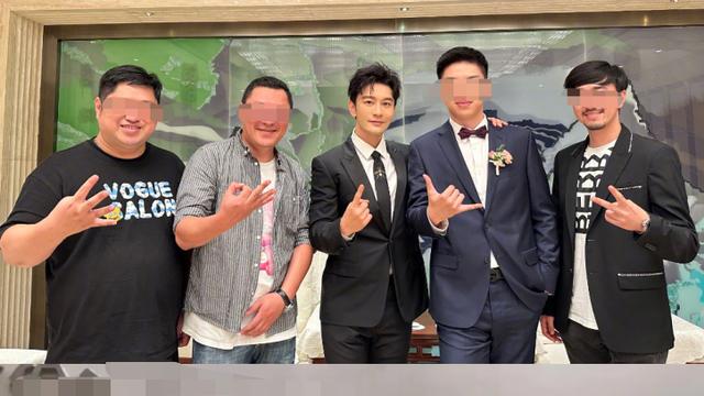 黄晓明|黄晓明戴口罩健身太卖力！穿背心胸肌超明显，举铁手臂肌肉健硕