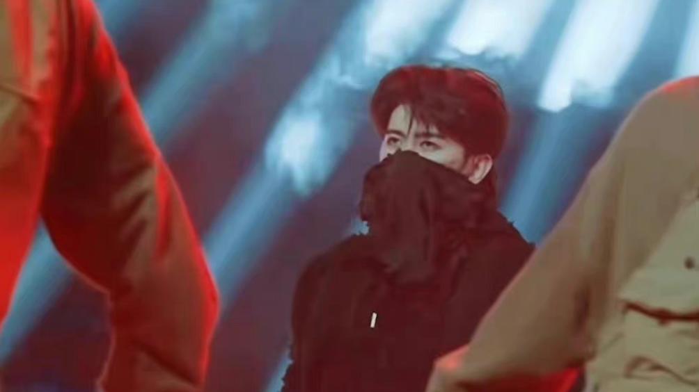 |蔡徐坤蒙面造型酷帅！《沸腾校园》最新预告造型好鲨