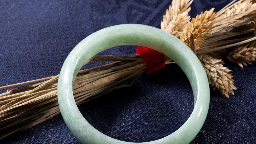 翡翠手镯|翡翠手镯越昂贵越好吗？怎么买翡翠手镯呢？这样的才更适合我们