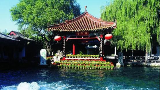 度假酒店|济南的趵突泉、大明湖是著名景点，必须打卡的那种