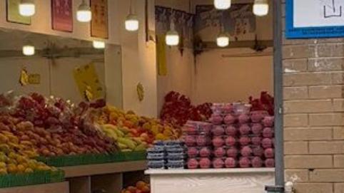 云南孔雀溜到店里偷食水果 动物王国频现经典神操作