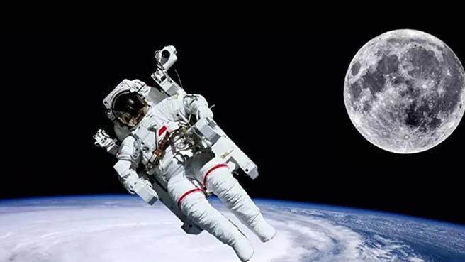 史上最惨宇航员，人在太空祖国却没了，在太空飘1年还被全国通缉