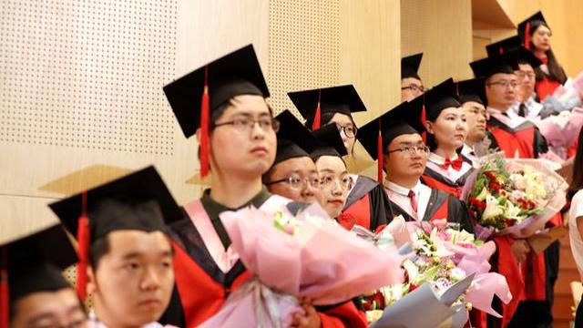 摄影|博士毕业后，要公务员的18万年薪香还是华为的年薪65万香？怎么选