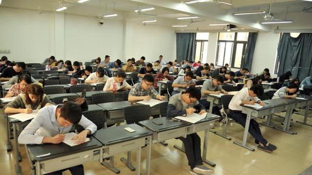 培训机构|30年老教师深夜发文诉苦的行为，很多学校却乐此不疲，究竟什么事