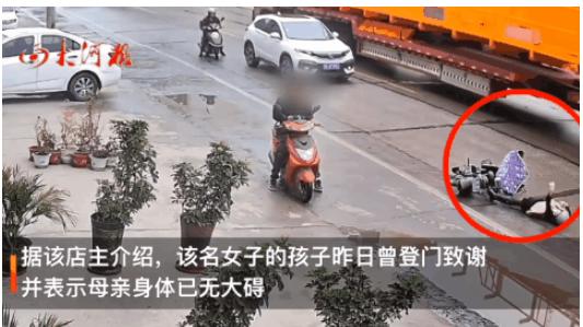 湖南邵阳，早上9点左右，一女子骑电动车时突然连车带人摔倒在地，然后全身不停地抽搐