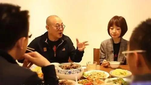 李连杰|一次李连杰邀请鲁豫吃饭，端上一盘黑乎乎的肉，没想到一口就要200元