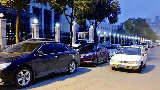 纪实：车主忘锁车门，一对陌生男女进入车中，离开时忘拿瘦身衣