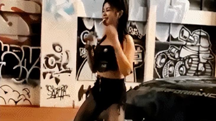 车友会路边上演2男2女？25岁黑丝女生地上爬行：挣钱嘛，不寒颤！