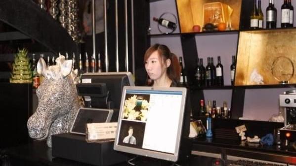 女子买单发现钱数有出入，对比账单时看见有道“菜”叫“现金”？