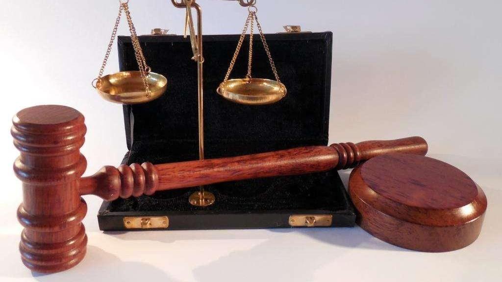 案例：女老师为钱答应两家长特殊要求，却因先后顺序引发血案