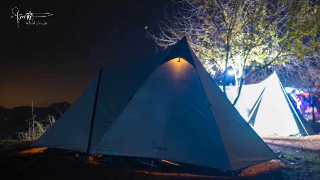 露营|九仰坪的秋意渐寒，就算是雨夜，山顶也搭满了帐篷天幕