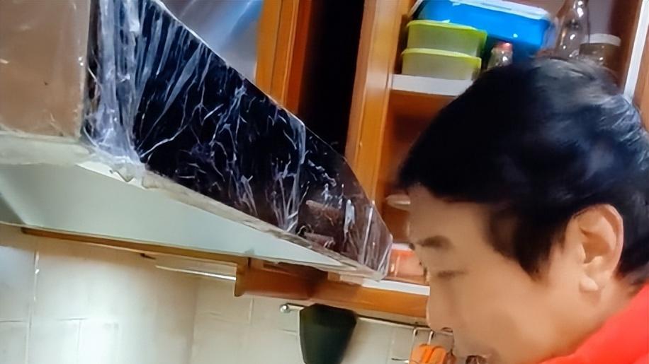 冯巩|64岁冯巩罕见下厨煮螃蟹！徒手下锅不怕烫，门口一堆快递盒太真实