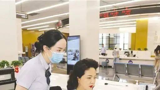 “耳钉姐”李少莉已回归岗位，打扮朴素，其丈夫身份被公开！