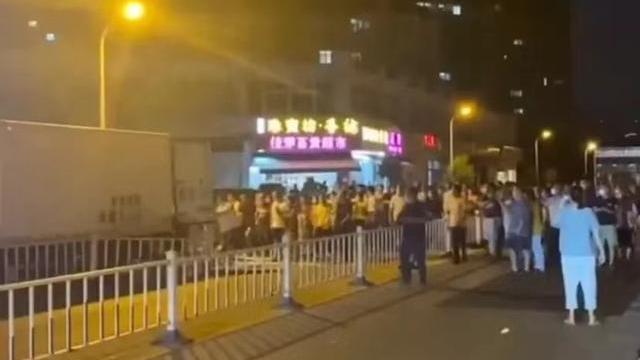 疫情当下，无锡某小区出现“疯狂”一幕，让当地人“羞愧”了脸