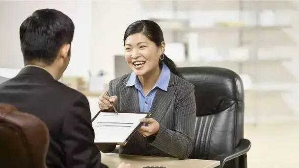 求职|女子被面试官当面撕毁简历，公司回应：只是简单销毁，不是侮辱
