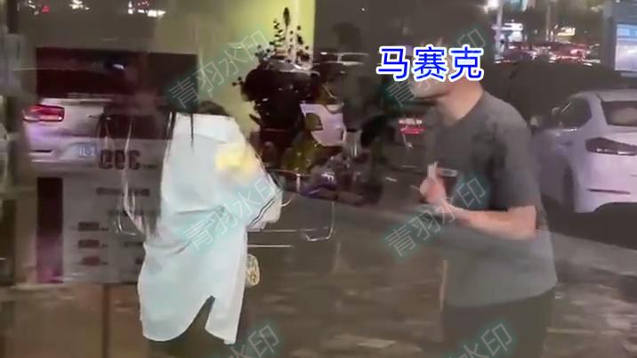 为什么要让我一个人过七夕？小伙在街头对女孩大喊，随后怒摔手机
