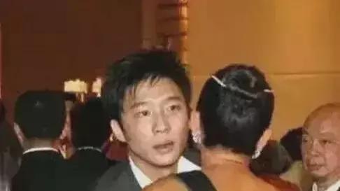 章子怡|章子怡：拼了命都嫁不进霍家，霍震霆：穿着暴露打扮得跟名媛一样