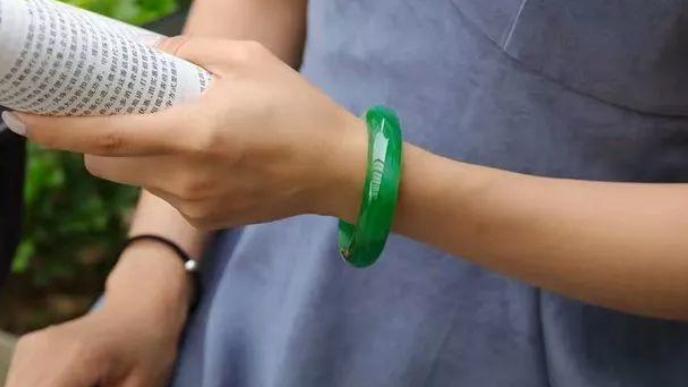 翡翠手镯|翡翠手镯是高档珠宝，不管佩戴与否，都需要进行精心的养护