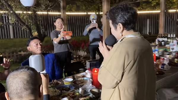 聚会|60岁董文华携老公参加聚会！点蜡烛喝茅台，现场唱歌为祖国庆生