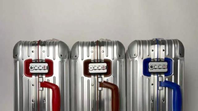 周冬雨|周冬雨刘昊然私下好甜，佩戴同款眼镜、使用情侣款行李箱