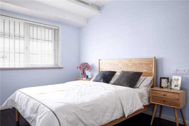 90平北欧风复式二居室，茶几上的绿苹果点缀客厅很养眼