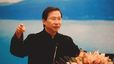 张天爱|生物学家饶毅批评张文宏钟南山，反被扒出多重身份，粉丝直接倒戈