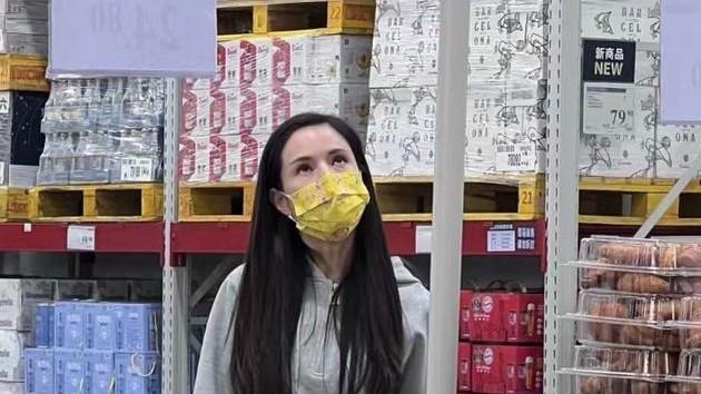 李若彤|56岁李若彤逛超市被偶遇，身材纤细皮肤紧致，发量多到让人羡慕