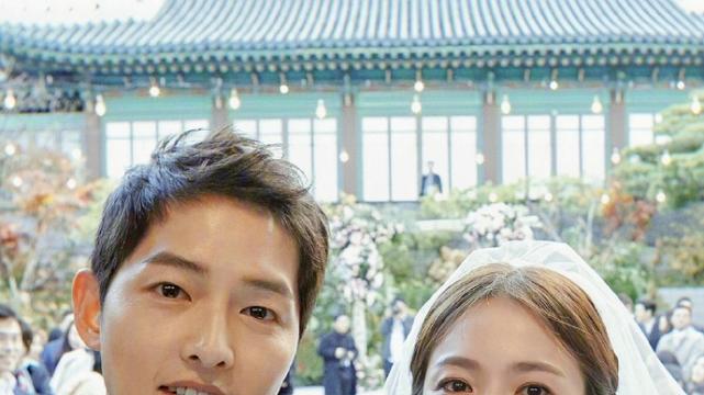 宋仲基|离婚三年宋仲基爆出新恋情，对方是小5岁的金泰梨，亲密互动曝光