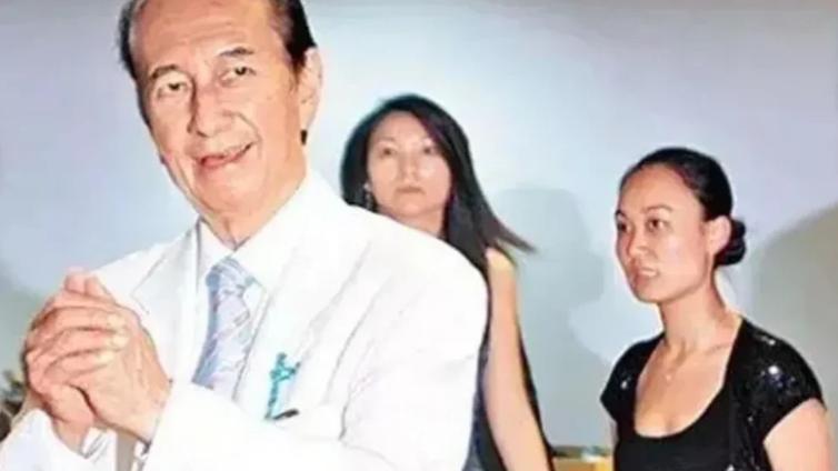 2007年，86岁的何鸿燊看上了女看护郑咏诗，准备娶她进门当五太