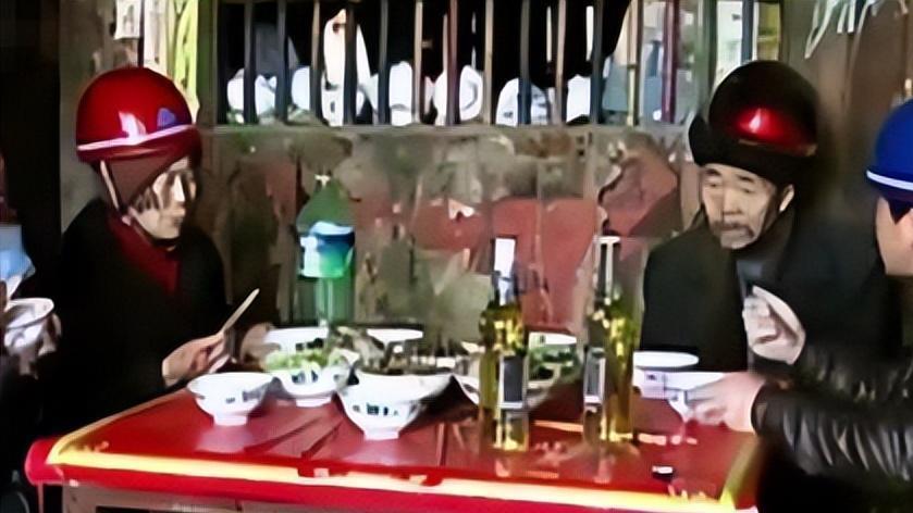2013年湖南农户连发怪事，家人吃饭都戴头盔，专家调查后揭开真相