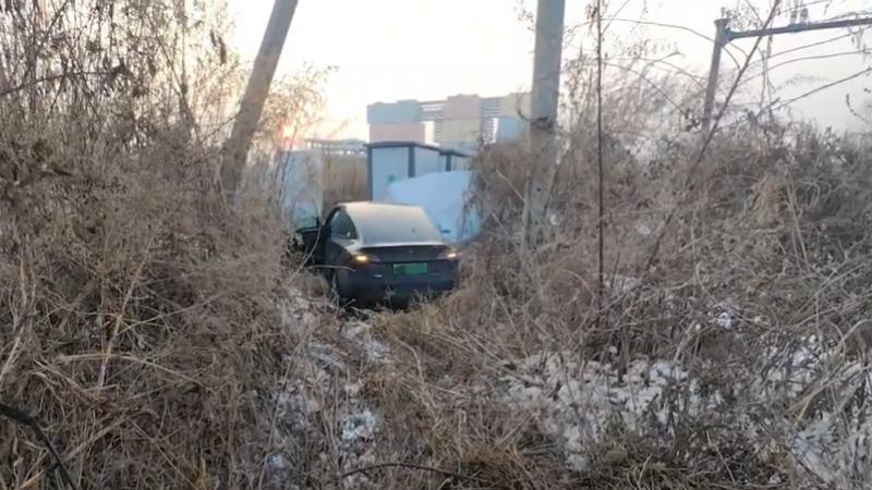 特斯拉销售开车带客户试驾发生事故，顾客称不买了！客服回应