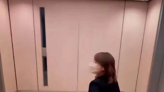 苦瓜 黎姿坐轮椅现身！换新发型撞脸袁泉，身材单薄却难掩老态